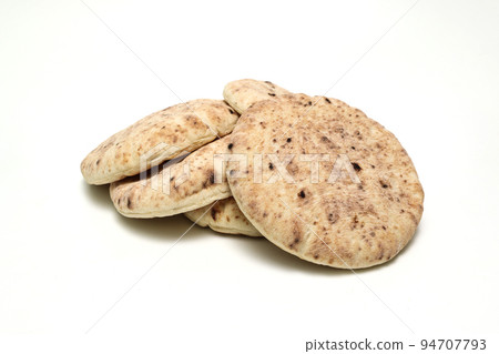 白色背景上的皮塔餅 94707793
