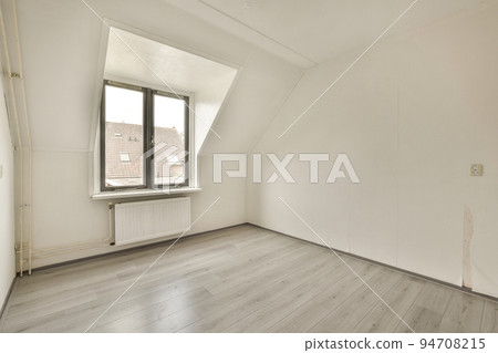 Plastic window and radiator on white wall in empty light room at home 94708215