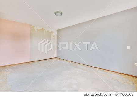 A cozy and spacious empty room in a luxury house A cozy and spacious empty room in a luxury house 94709105