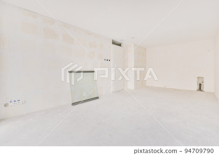 A cozy and spacious empty room in a luxury house A cozy and spacious empty room in a luxury house 94709790