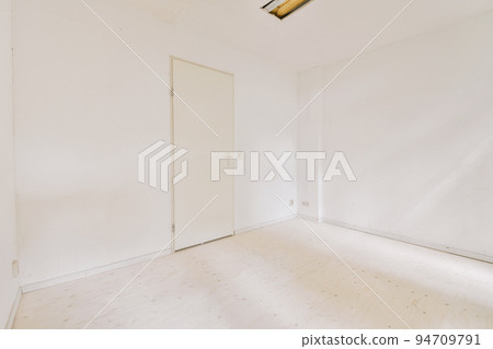 A cozy and spacious empty room in a luxury house A cozy and spacious empty room in a luxury house 94709791