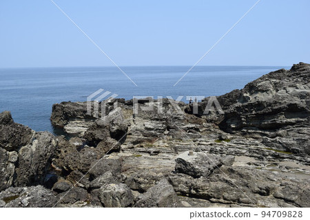 長著奇石的岩石海岸的莊內海岸的岩石景觀 長著奇石的岩石海岸的莊內海岸的岩石景觀 94709828