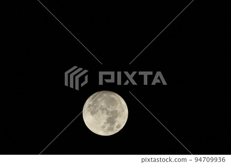 九月的小月亮漂浮在夜空（位置：底部中心） 94709936