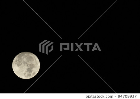 九月的小月亮漂浮在夜空(位置:左下) 九月的小月亮漂浮在夜空(位置:左下) 94709937