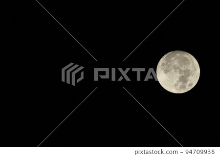 九月的小月亮漂浮在夜空(位置:中右) 九月的小月亮漂浮在夜空(位置:中右) 94709938