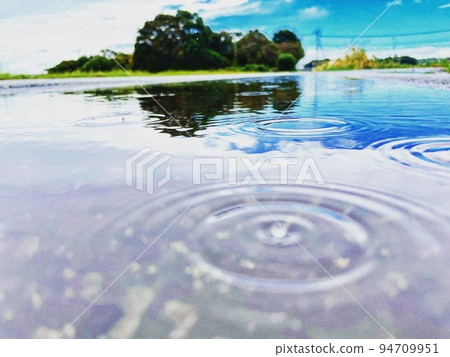 在水坑反射的風景的雨滴 在水坑反射的風景的雨滴 94709951