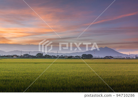 Chikusei City, Ibaraki Prefecture: Sunrise at Mokojima Reservoir and Mount Tsukuba Chikusei City, Ibaraki Prefecture: Sunrise at Mokojima Reservoir and Mount Tsukuba 94710286