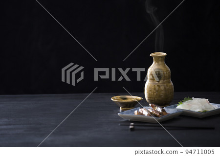 熱清酒和清酒杯，tokkuri 和清酒杯 94711005