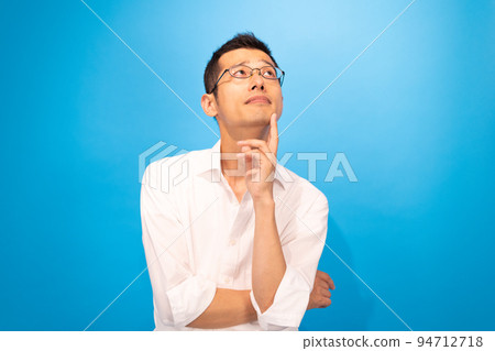 一個男人在思考，左肘放在右臂上，手放在臉頰上 94712718