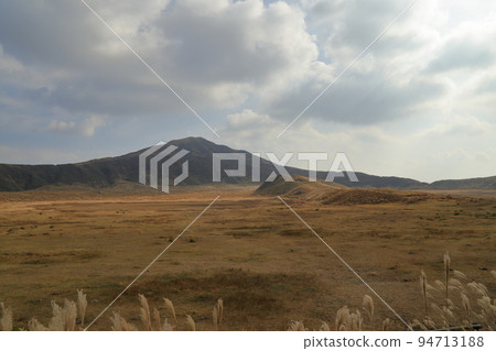 秋天的草千里濱風景（2021年11月/熊本縣阿蘇市） 94713188