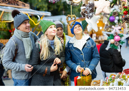 Portrait of a happy European family an Christmas fair 94713453