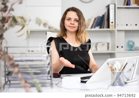 Portrait of female manager sitting at her desktop 94713692