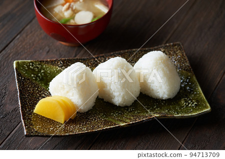 咸飯糰豬肉味噌湯 94713709