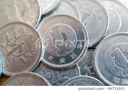 A lot of one-yen coins 94714261