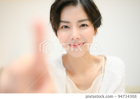 一個女人敲擊的特寫鏡頭 一個女人敲擊的特寫鏡頭 94714308