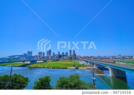從東京大田區的多摩川看川崎市中原區的高層公寓和丸子橋 94714559