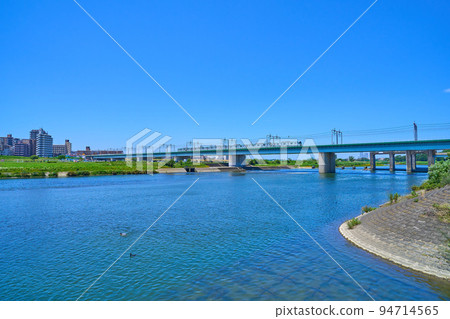 Looking toward Nakahara Ward, Kawasaki City and the Tokyu Line from the Tama River in Ota Ward, Tokyo 94714565