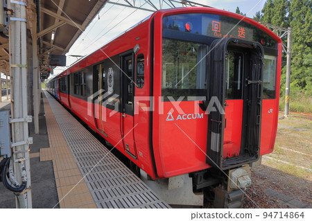 Akita Caravan MF Special Rapid Train Stopping at JR Takanosu Station Akita Caravan MF Special Rapid Train Stopping at JR Takanosu Station 94714864