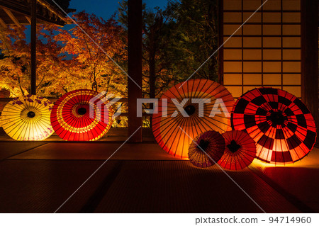京都東山的秋天，松林寺，秋葉燈火通明，日本雨傘 94714960