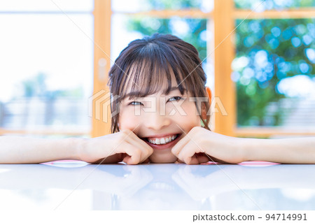 一個年輕的女人帶著微笑 94714991