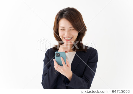 一個穿著西裝的女人拿著智能手機 一個穿著西裝的女人拿著智能手機 94715003