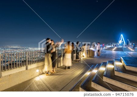 藻岩山頂展望台的夜景與星星和城市燈光|北海道札幌 藻岩山頂展望台的夜景與星星和城市燈光|北海道札幌 94715076