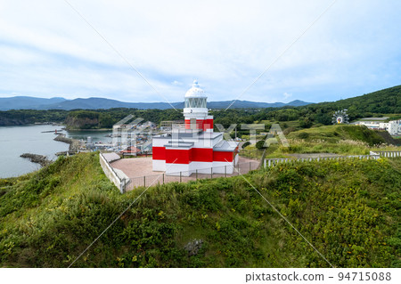 位於陡峭懸崖頂端的紅白相間的日和山燈塔 | 北海道小樽市 94715088