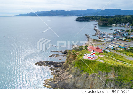 位於陡峭懸崖頂端的紅白相間的日和山燈塔 | 北海道小樽市 94715095