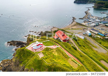 位於陡峭懸崖頂端的紅白相間的日和山燈塔 | 北海道小樽市 94715099