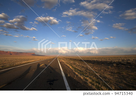 晴朗的天空中的雲與陰影 94715340