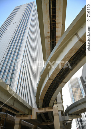 Tokyo Ikebukuro Sunshine 60 and the scenery looking up at the Metropolitan Expressway 94716360