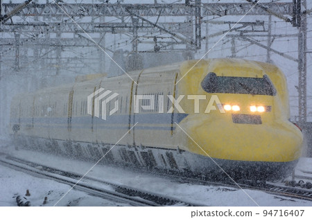 A 923-type Doctor Yellow train passes through snowy Maibara Station (Tokaido Shinkansen Maibara, February 2022) 94716407