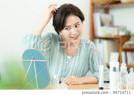 髪を気にする女性 94718711