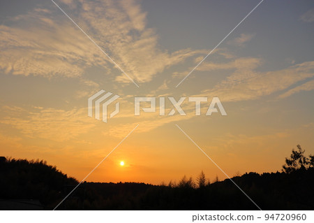 日落和落日的天空 94720960