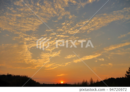 日落和落日的天空 94720972