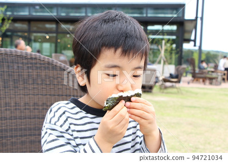 Children eating delicious rice balls 94721034