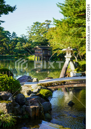 Kenrokuen's symbol, the Kotoji garden lantern, the clear blue sky in the morning, and the greenery of the trees make for a beautiful scenery|Kanazawa City, Ishikawa Prefecture Kenrokuen's symbol, the Kotoji garden lantern, the clear blue sky in the morning, and the greenery of the trees make for a beautiful scenery|Kanazawa City, Ishikawa Prefecture 94722954