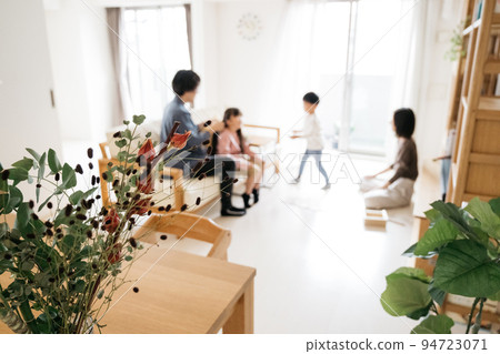 在我家客廳裡播放的全家福 94723071
