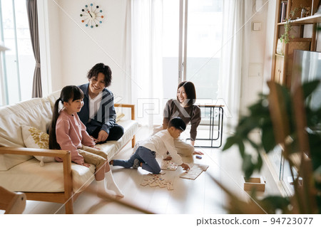 在我家客廳裡播放的全家福 94723077