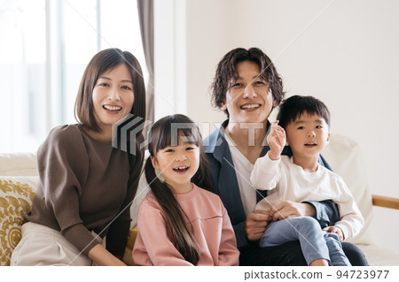 Smiling family sitting on the sofa/child-rearing image 94723977