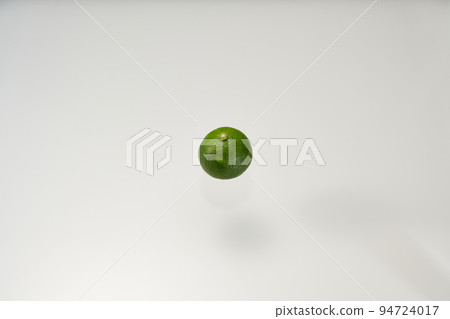 A bird's-eye view shot of a single sudachi in the center for clipping 94724017