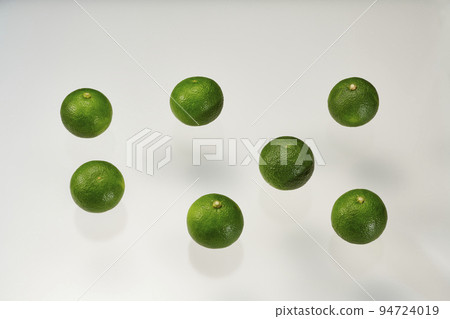 Bird's-eye view shot for clipping with multiple sudachi randomly arranged Bird's-eye view shot for clipping with multiple sudachi randomly arranged 94724019