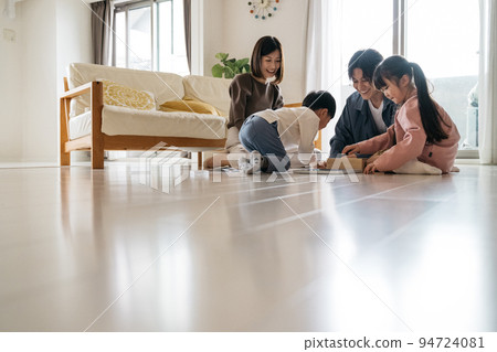 在我家客廳裡播放的全家福 94724081