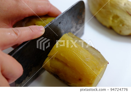 Making dried sweet potatoes and cutting steamed sweet potatoes Making dried sweet potatoes and cutting steamed sweet potatoes 94724776