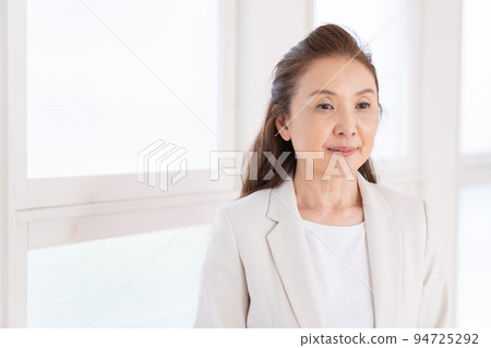 Senior female business 94725292