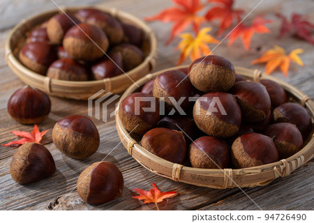 Autumn taste chestnut chestnut raw chestnut brown background Autumn taste chestnut chestnut raw chestnut brown background 94726490