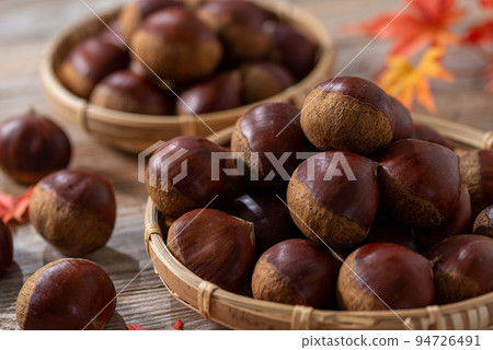 秋味栗子栗子生栗子棕色背景 秋味栗子栗子生栗子棕色背景 94726491