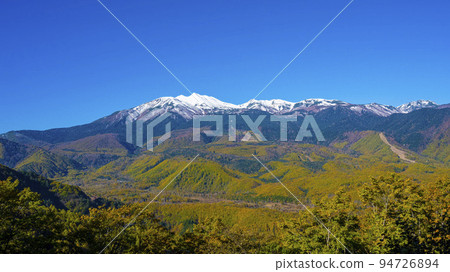 被雪和秋葉覆蓋的乘倉岳 94726894