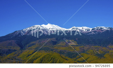 被雪和秋葉覆蓋的乘倉岳 94726895