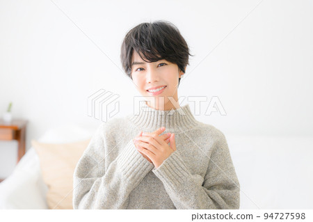 Knit's cute winter beauty Happy looking at the camera 94727598